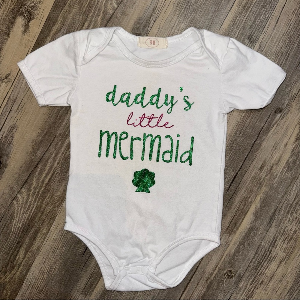 (🆓)*FREE ADD TO BUNDLE* Daddy’s little Mermaid Onesie - Picture 2 of 6